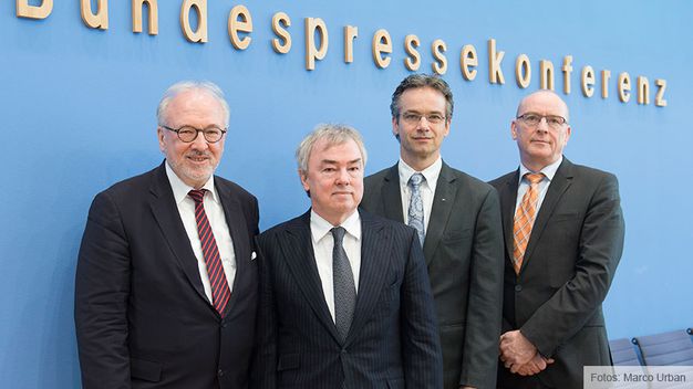 Gemeinsam gegen die Tarifeinheit: Dr. Rudolf Henke (1. Vorsitzender Marburger Bund), Klaus Dauderstädt (dbb Bundesvorsitzender), Ilja Schulz (Präsident Vereinigung Cockpit) und Kajo Döhring (Hauptgeschäftsführer Deutscher Journalisten-Verband).